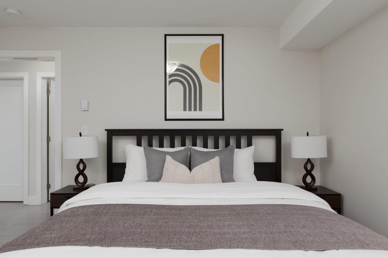 Tastefully Furnished And Newly Updated 2 Bd Central Lynn Valley North Vancouver Villa Exterior photo