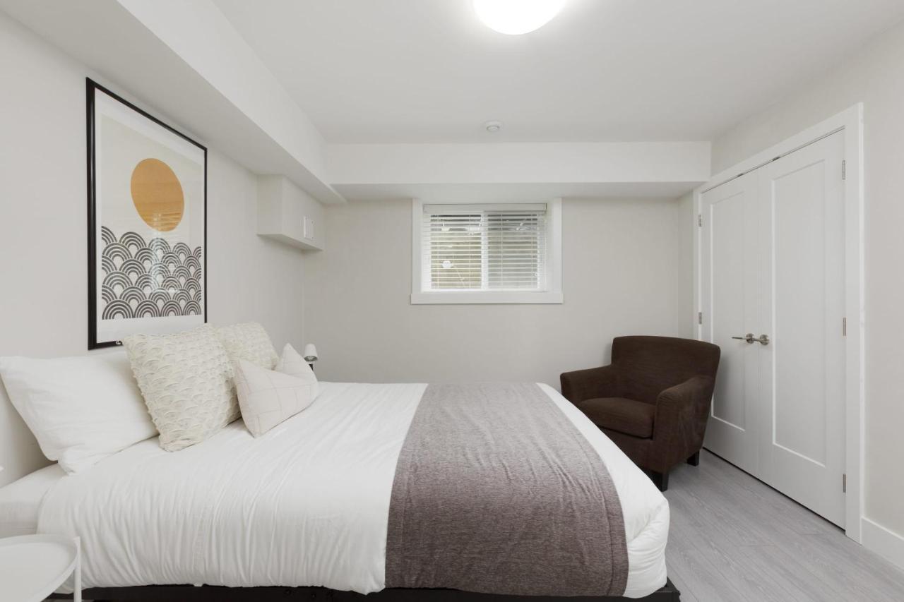 Tastefully Furnished And Newly Updated 2 Bd Central Lynn Valley North Vancouver Villa Exterior photo