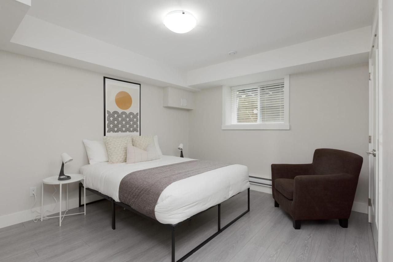 Tastefully Furnished And Newly Updated 2 Bd Central Lynn Valley North Vancouver Villa Exterior photo