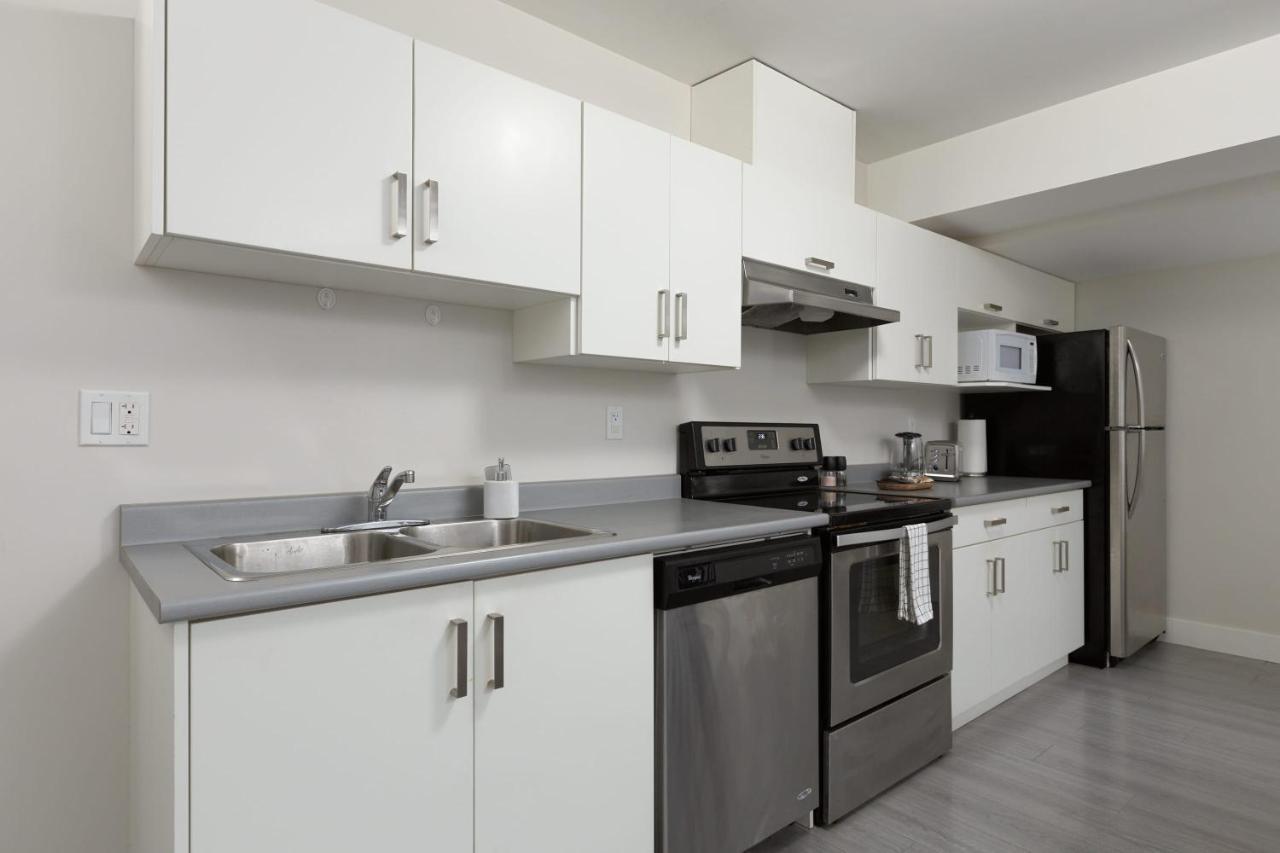 Tastefully Furnished And Newly Updated 2 Bd Central Lynn Valley North Vancouver Villa Exterior photo